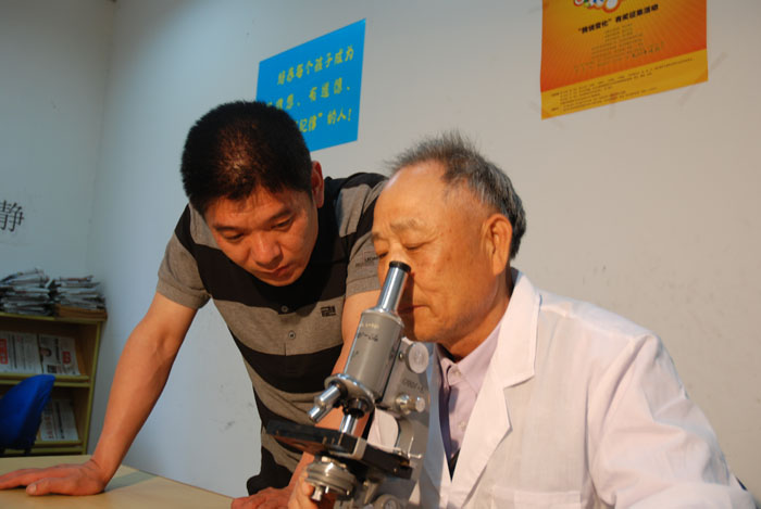 楊鳴澤和上海中醫藥大學繆教授在實驗室.jpg